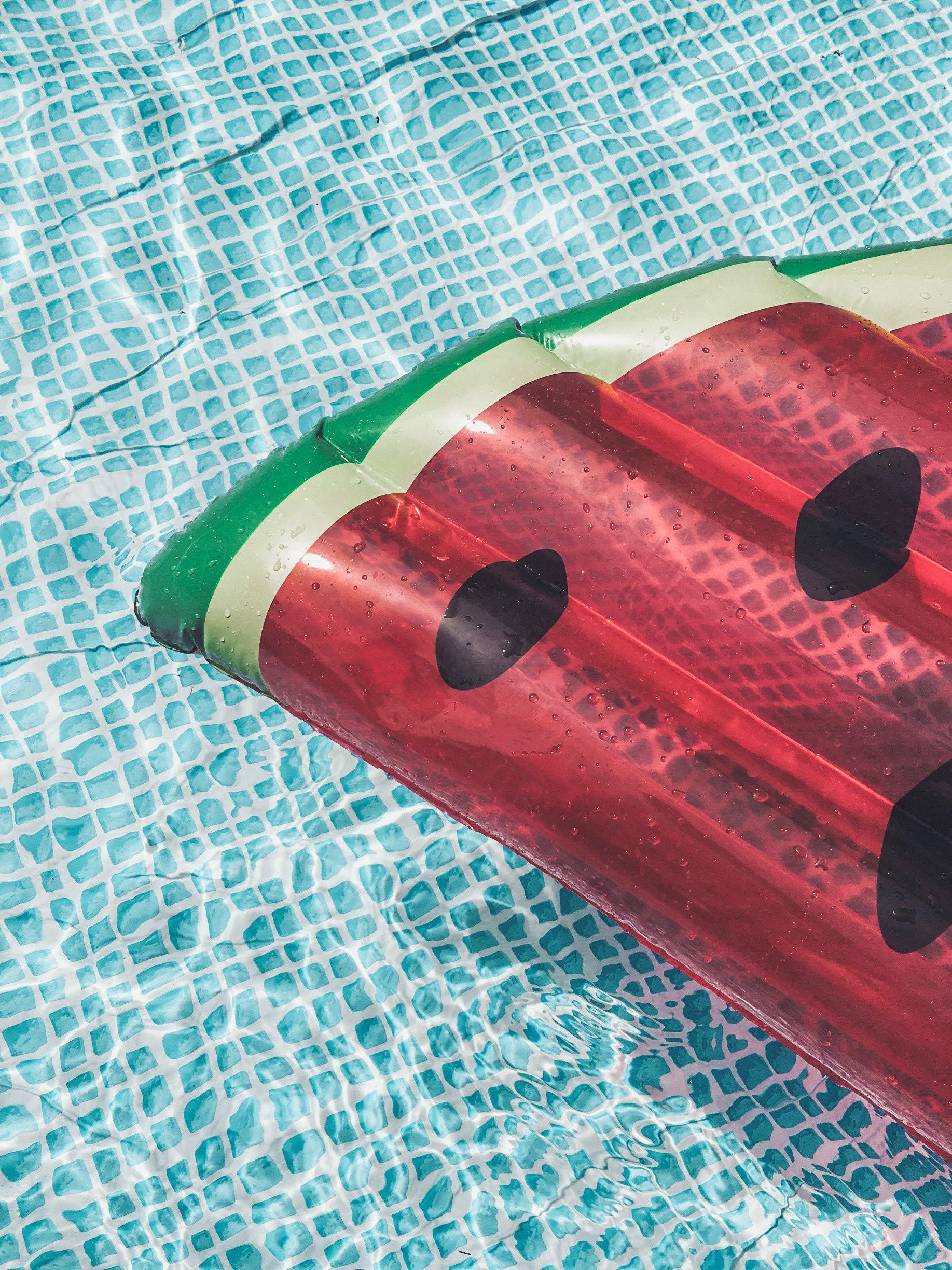 <strong>How to Throw the Ultimate Pool Party this Summer</strong>